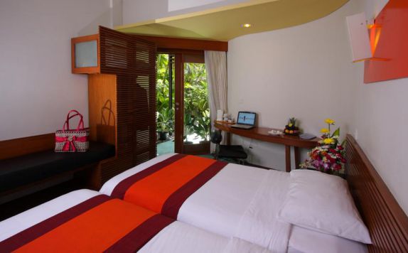 guest room twin bed di Mercure Kuta Beach Bali