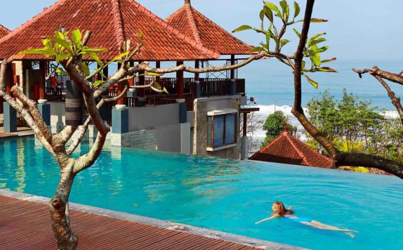 swimming pool di Mercure Kuta Beach Bali