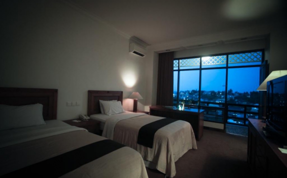 guest room twin bed di Mesra Resort Hotel
