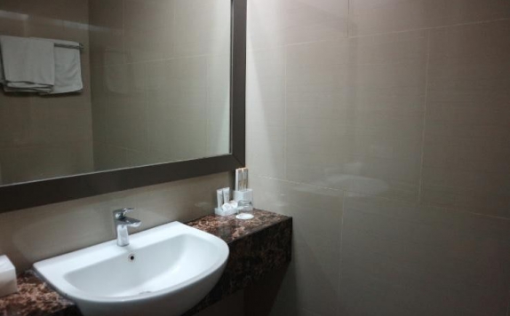 bathroom di Metland Hotel Cirebon