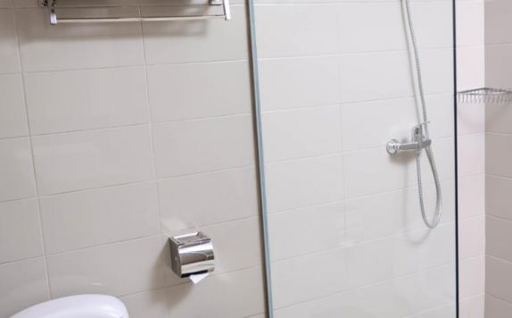 Tampilan Bathroom Hotel di Midtown Xpress Sampit