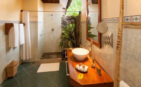 Bathroom di Minahasa Lagoon Hotel