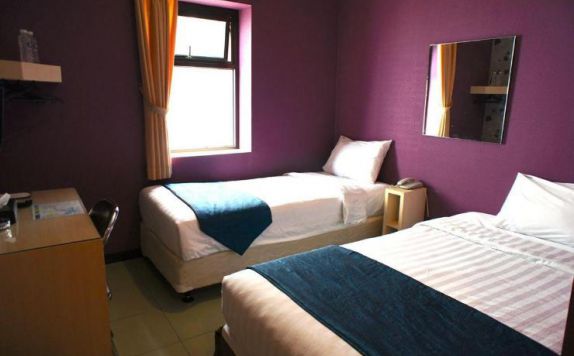 guest room twin bed di Mine Hotel