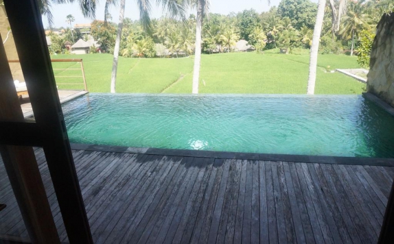 Swimming Pool di Motama Villa
