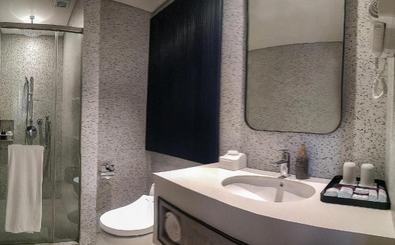 bathroom di Movenpick Surabaya City