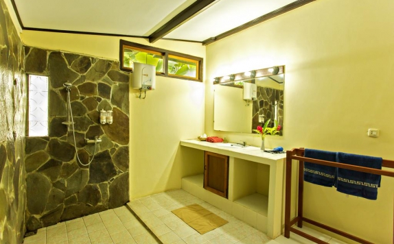 Tampilan Bathroom Hotel di Murex Dive Resort Manado