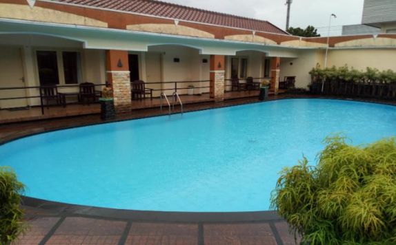 Swimming Pool di Mutiara Baru Hotel