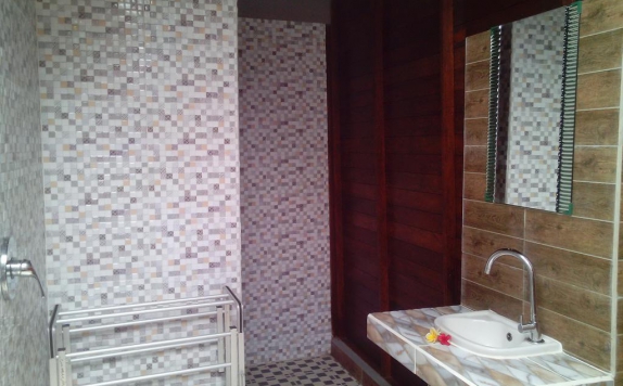 Tampilan Bathroom Hotel di Naradas Mushroom Beach