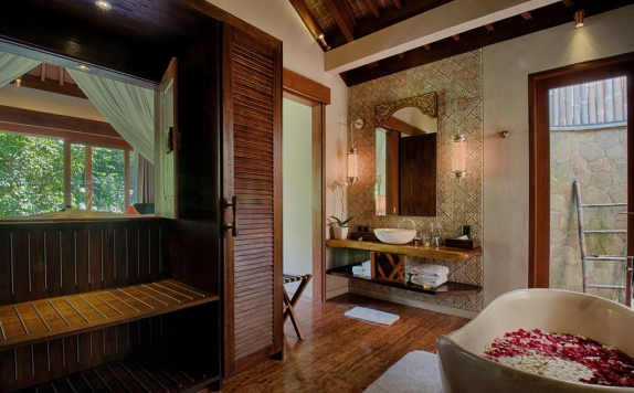 Tampilan Bathroom Hotel di Natya Resort Ubud
