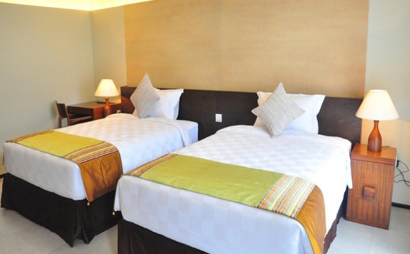 guest room twin bed di NEO+ Green Savana Sentul City