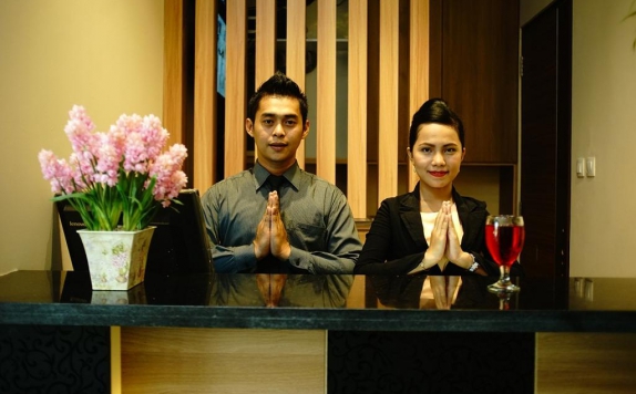Receptionist di New d Dhave Padang