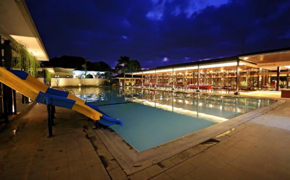 Swimming Pool di New Surya Hotel