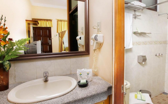 Tampilan Bathroom Hotel di Ning Tidar Hotel
