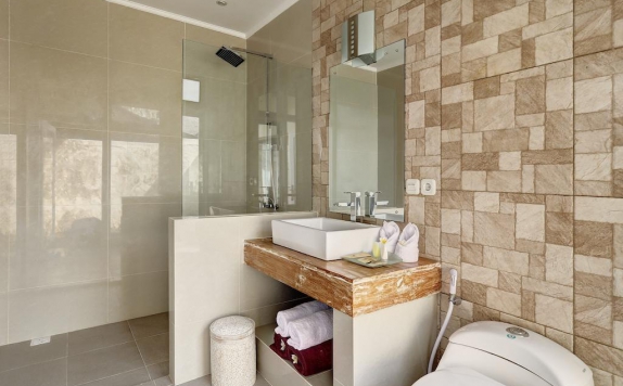 Tampilan Bathroom Hotel di Nipuri Resort & Restaurant