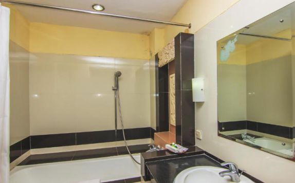 bathroom di Nirmala Hotel Denpasar