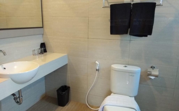 Tampilan Bathroom Hotel di Nite & Day Hotel Laguna Bintan Tanjungpinang