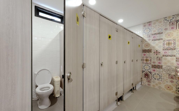 Bathroom di Nomad Hostel Kemang