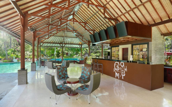 Receptionist di Novotel Nusa Dua Bali Hotel & Residences