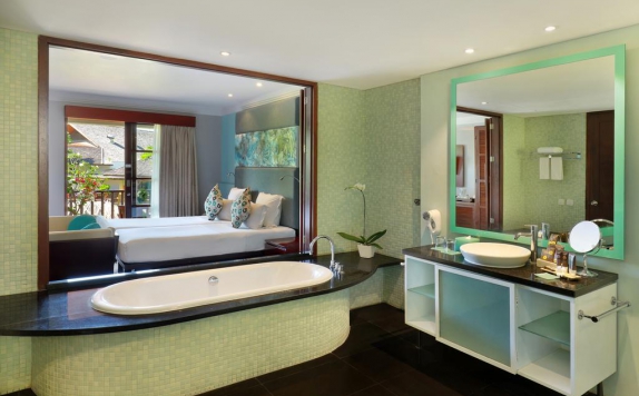 Tampilan Bathroom Hotel di Novotel Nusa Dua Bali Hotel & Residences