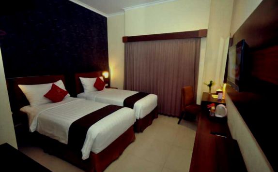 guest room twin bed di Nueve Jogja Hotel