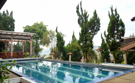 Swimming Pool di Nur Alam Hotel Lembang