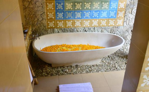 Bath Room di NusaBay Menjangan by WHM