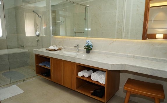 Bathroom di Nusantara Diving Center Resort & Spa