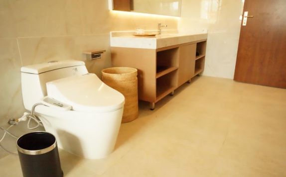 Bathroom di Nusantara Diving Center Resort & Spa