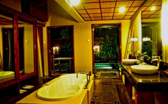 Bathroom di Nyuh Bali Villas