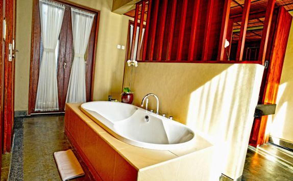 Bathroom di Nyuh Bali Villas