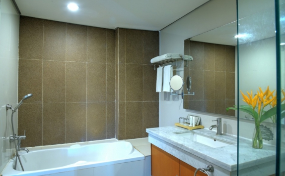 Bathroom di Oaktree Emerald Hotel Semarang