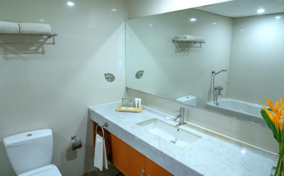 Bathroom di Oaktree Emerald Hotel Semarang