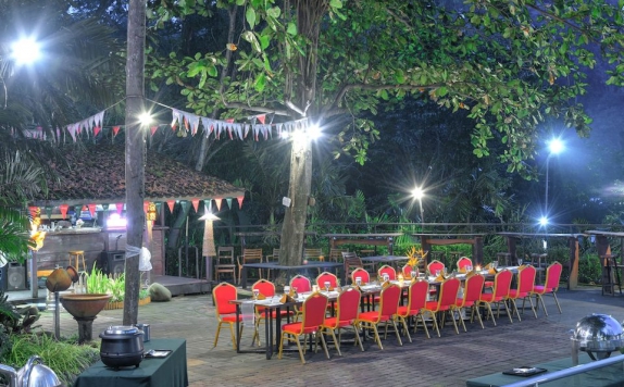 Restaurant outdoor di Oaktree Emerald Hotel Semarang