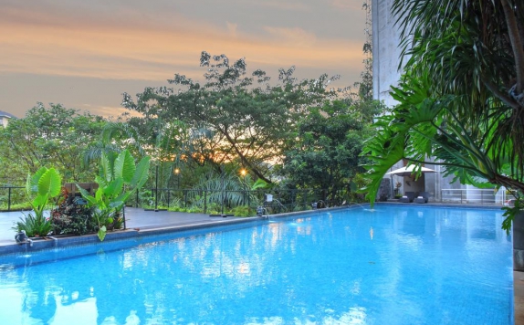 Swimming Pool di Oaktree Emerald Hotel Semarang