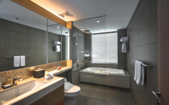Bathroom di Oakwood Hotel & Residence Surabaya