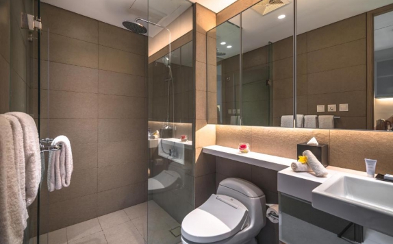 Bathroom di Oakwood Hotel & Residence Surabaya