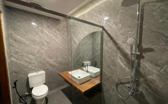 Bathroom di Ohana Suites Yogyakarta