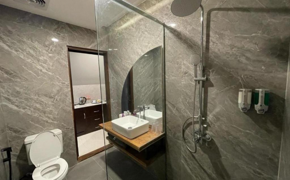 Bathroom di Ohana Suites Yogyakarta