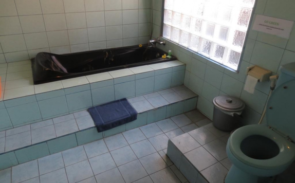 Tampilan Bathroom Hotel di Okawati Hotel