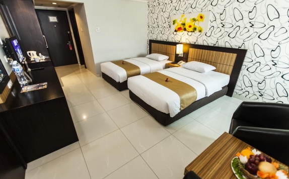 guest room twin bed di Orchardz Jayakarta