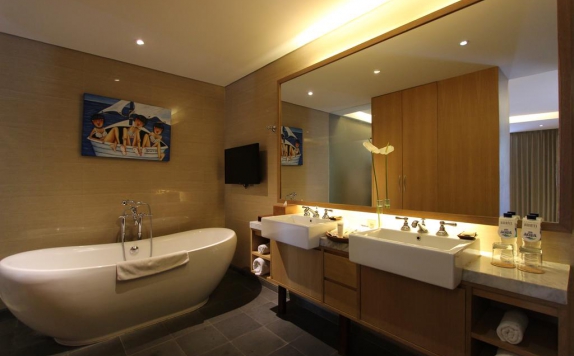 Tampilan Bathroom Hotel di Ossotel Legian