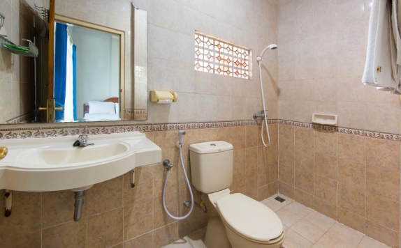 Tampilan Bathroom Hotel di OYO 3134 Puri Tamu Hotel