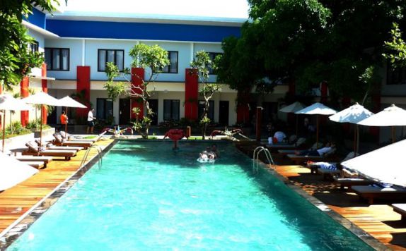 swimming pool di Ozz Hotel Kuta