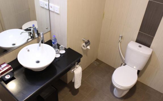 bathroom di Padjadjaran Suites Business & Conference Hotel Cengkareng