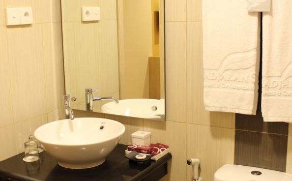 bathroom di Padjadjaran Suites Business & Conference Hotel Cengkareng