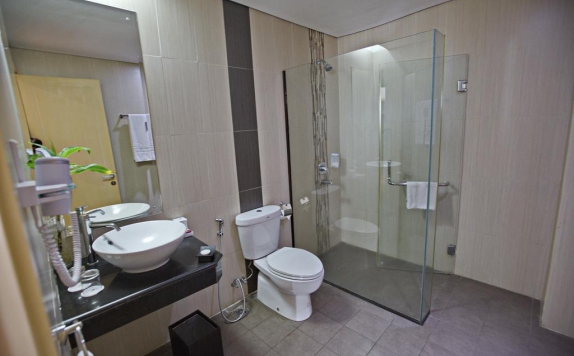 Bathroom di Padjadjaran Suites Resort & Convention Hotel