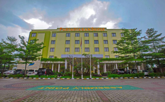 Front view di Padjadjaran Suites Resort & Convention Hotel