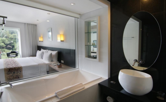 Tampilan Bathroom Hotel di Padma Hotel