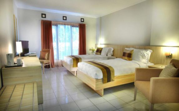 guest room twin bed di Palace Cipanas Puncak