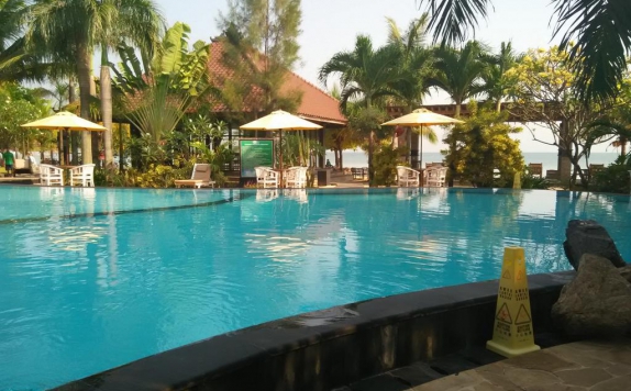 Swimming pool di Palm Beach Resort Jepara